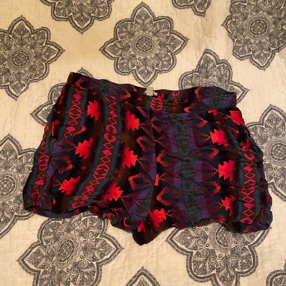 ASO Miley Cyrus ecote Aztec pattern UO shorts - Picture 2 of 4